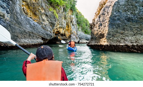 Group Asian Tourist On A Kayak, Happy Family Adventure By Boat Enjoy The Beautiful Nature Of The Sea And Island In Summer, Travel Asia At Mu Ko Ang Thong National Marine Park, Surat Thani, Thailand