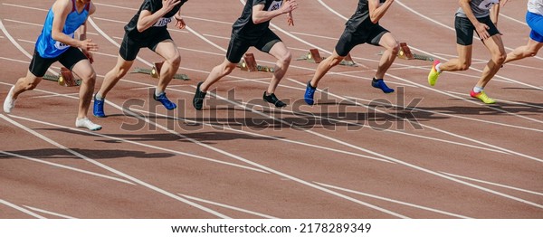 group athletes
runners start running in
sprint