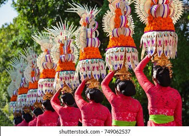 Group Of Beautiful Balinese Women In Costumes - Sarong, Carry Offering For Hindu Ceremony. Traditional Dances, Arts Festivals, Culture Of Bali Island And Indonesia People. Indonesian Travel Background