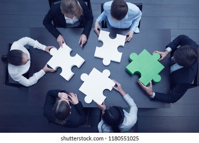 Gruppe von Geschäftsleuten, die das Puzzle-Puzzle zusammenbauen, Team-Support und Hilfe-Konzept