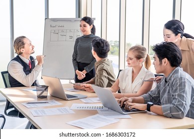 Gruppe von Geschäftsleuten Brainstorm zu lösen Problem und Präsentation in der Teamarbeit. Konzentrieren Sie sich auf Kaukasierinnen diskutieren mit Team im Sitzungszimmer. Business Finance- und Kommunikationsplanungskonzept.