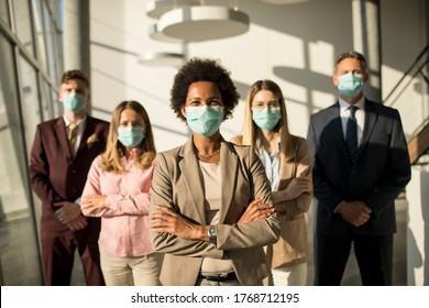 Gruppe asiatischer Geschäftsleute im Büro und tragen Maske zum Schutz vor einer Infektion mit dem Corona-Virus-Virus