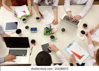 Gruppe von Geschäftsleuten, die am Schreibtisch arbeiten, Draufsicht