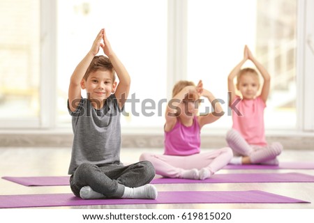 Similar – Foto Bild Junges Mädchen macht Yoga Fitness-Übung im Freien in schönen Bergen Landschaft. Mädchen tun Morgengymnastik auf einer Wiese in den Bergen. Meditation und Entspannung. Gesunder Lebensstil.