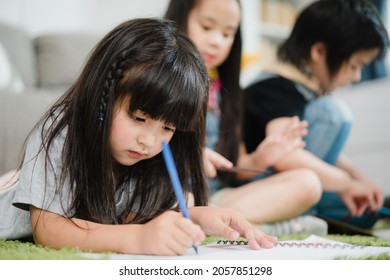 Group Of Children Drawing In Classroom, Multi-ethnic Young Boys And Girls Happy Funny Study And Play Painting On Paper At Elementary School. Kids Drawing And Painting At School Concept.