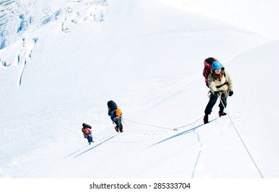 Group Climbers Reaching Summit Stock Photo 285333704 | Shutterstock