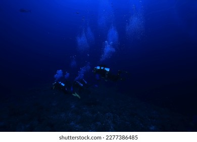 group of divers depth bubbles dive