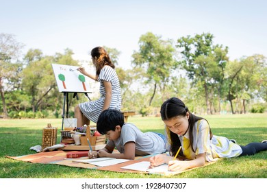 A Group Of Diversity Elementary School Children Enjoyed Paint A Painting In The Park. They Do Outdoor Activities Together. Friendship And Learning Outside The Classroom Concept