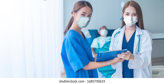 Gruppe von Ärzten und Krankenschwestern, die eine Schutzmaske bei der Überprüfung und Übernahme von Infektionen mit Covid-19-Infektionen tragen