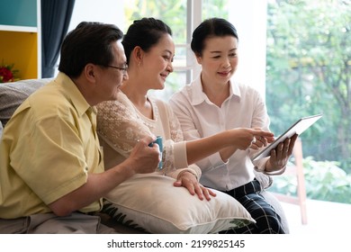 Group Of Elderly Asian Are Consulting On Health Insurance Plans, Retirement Savings, Through Tablet. Agents Provide Advice On Online Shopping And Investment. Concept Sustainable Life