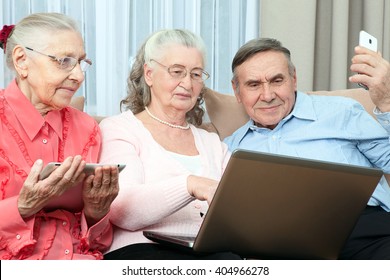 Group Of Elderly People. Group Of Older People Having Fun In Communicating With The Family On The Internet In The Comfortable Living Room 