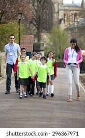 Group Of Elementary School Children On Class Field Trip, With Their Teachers 