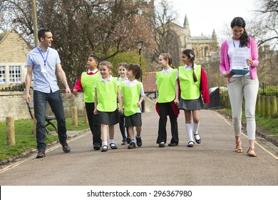 Group Of Elementary School Children On Class Field Trip, With Their Teachers 