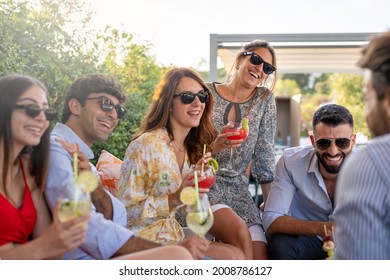 Gruppe modischer Leute, die Cocktails trinken, junge Paare lachen und sich während eines Aperitifs amüsieren, fröhliche Zeit für junge Freunde, Generation z Freizeit