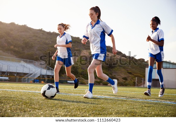 Futbol Takiminda Oynayan Kadin Lise Ogrencileri Stok Fotografi Simdi Duzenle 1112660423