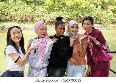 Group Of Five Woman Friends Malay Chinese Indian Asian Malaysian Outdoor Green Park Lake Nature Show Each Other 