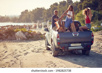 Group of friends arriving to the beach while having roadtrip - Powered by Shutterstock