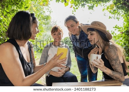 Similar – Gruppe von Freunden, die bei einem Sommergrill kochen.