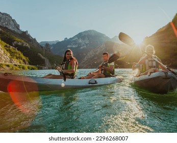 Un grupo de amigos disfrutando de la diversión y el kayak explorando el tranquilo río, el bosque circundante y los grandes cañones naturales del río durante una idílica puesta de sol.