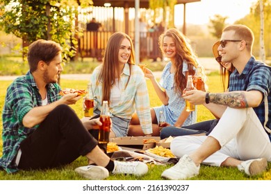 380 Person Eating At The Park With Pizza Box Images, Stock Photos ...