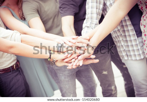 イタリア 友人のグループが団結の誓いとして手を重ねる の写真素材 今すぐ編集