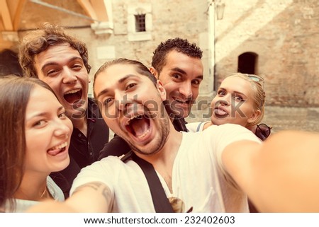 Group of friends taking a selfie - Tourists taking a photograph on a day trip