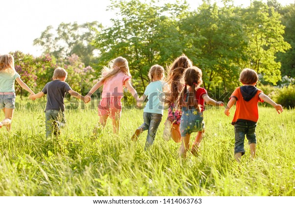 Un groupe d enfants heureux de garçons photo de stock modifiable