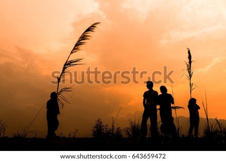 Vater und Sohn spielen im Park bei Sonnenuntergang Zeit. Menschen, die Spaß im Freien. Konzept der Sommerurlaub und freundliche Familie.