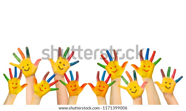 幸せな子どもたちのグループは手を挙げる カラフルな手のひらを描き にこやかな顔を描いた子どもの手 喜び 成功 学校 教育 幸せな子ども時代のコンセプト 白い背景に の写真素材 今すぐ編集