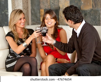 Group of happy friends at a bar or a nightclub toasting Stockfoto