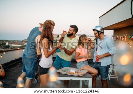 Similar – Gruppe von Freunden, die Spaß an einem Sommergrill haben.