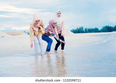 Group Islamic Friends Embracing Smiling Together Stock Photo 1132598711 ...
