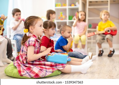 Gruppe von Kindern im Alter von 3-4 Jahren mit Spielzeugmusik. Frühmusikunterricht im Kindergarten