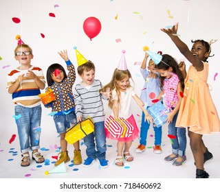 Groep kinderen vieren verjaardagsfeestje samen