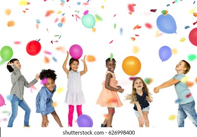 Groep kinderen vieren feestplezier samen