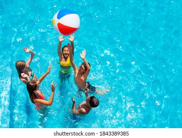 Gruppe von Kindern im Schwimmbad spielen mit aufblasbarem Ball-Blick von oben nach oben
