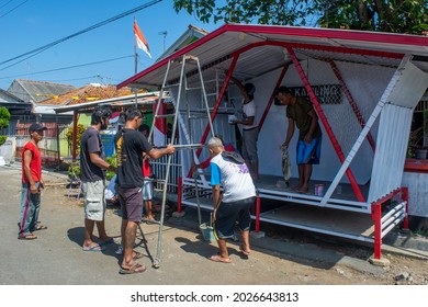 A Group Of Local Residents Of The City Of Cilacap, Central Java, Indonesia Are Doing Community Service Repairing A Patrol Post On August 15, 2021.