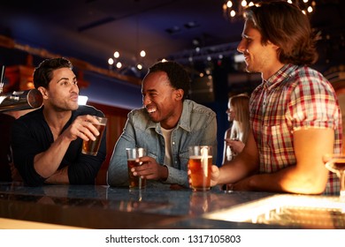 Grupo De Amigos Masculinos Tomando Cerveza En El Bar Juntos