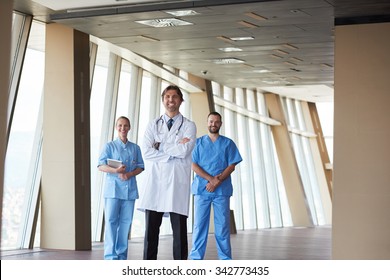 Gruppe medizinischer Mitarbeiter im Krankenhaus, Ärzteteam zusammenstehend