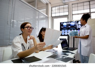 Group Of Medical Student Study In Class Room. Medical Students Studying Human Brain Disease Diagnosis Through Learning From X-ray Film. Learn About Brain Surgery For Diagnosis.