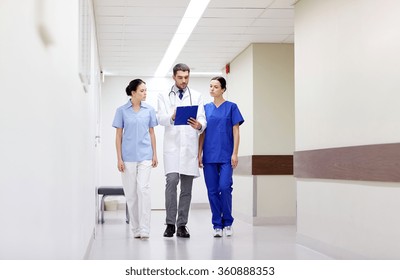 Gruppe von Ärzten im Krankenhaus mit Zwischenablage
