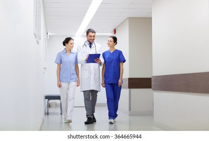 Gruppe von Ärzten im Krankenhaus mit Zwischenablage