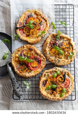 Puff pastry biscuits with nectarines, camembert and thyme