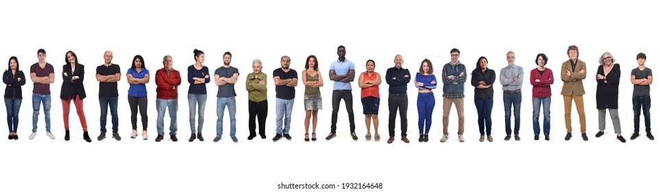 grupo de personas mixtas con los brazos cruzados sobre fondo blanco