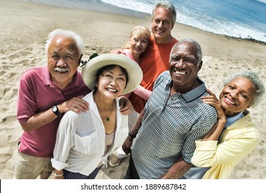 Gruppe multiethnischer Freunde am Strand