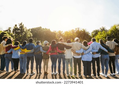 Grupo de personas multigeneracionales abrazándose entre sí - Concepto de apoyo, multirracial y diversidad - Enfoque principal en el hombre de edad con pelos blancos