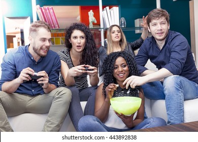 562 Girls playing playstation Images, Stock Photos & Vectors | Shutterstock