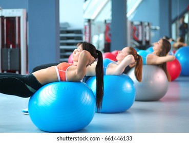 Grupo de personas en clase Pilates en el gimnasio