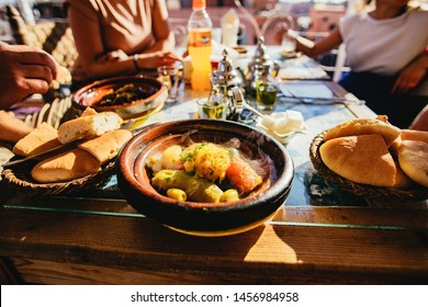 الطبخ المغربي الطحين المغربي Group-people-sitting-down-meal-260nw-1456984958