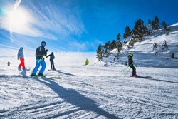 Grupo De Personas Esquiando Y Snowboard En La Pista De Esquí O En Los Pirineos. Vacaciones De Invierno En El Tarter, Grandvalira, Andorra